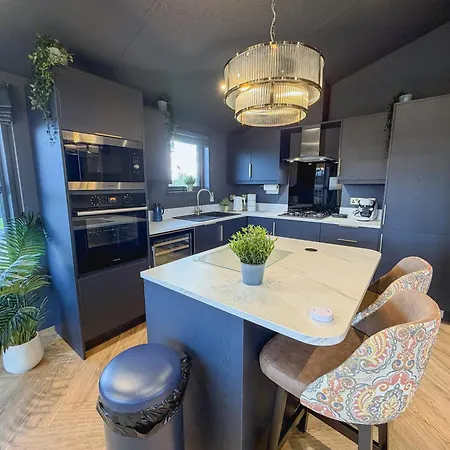 Blackthorn Timber Chalet *